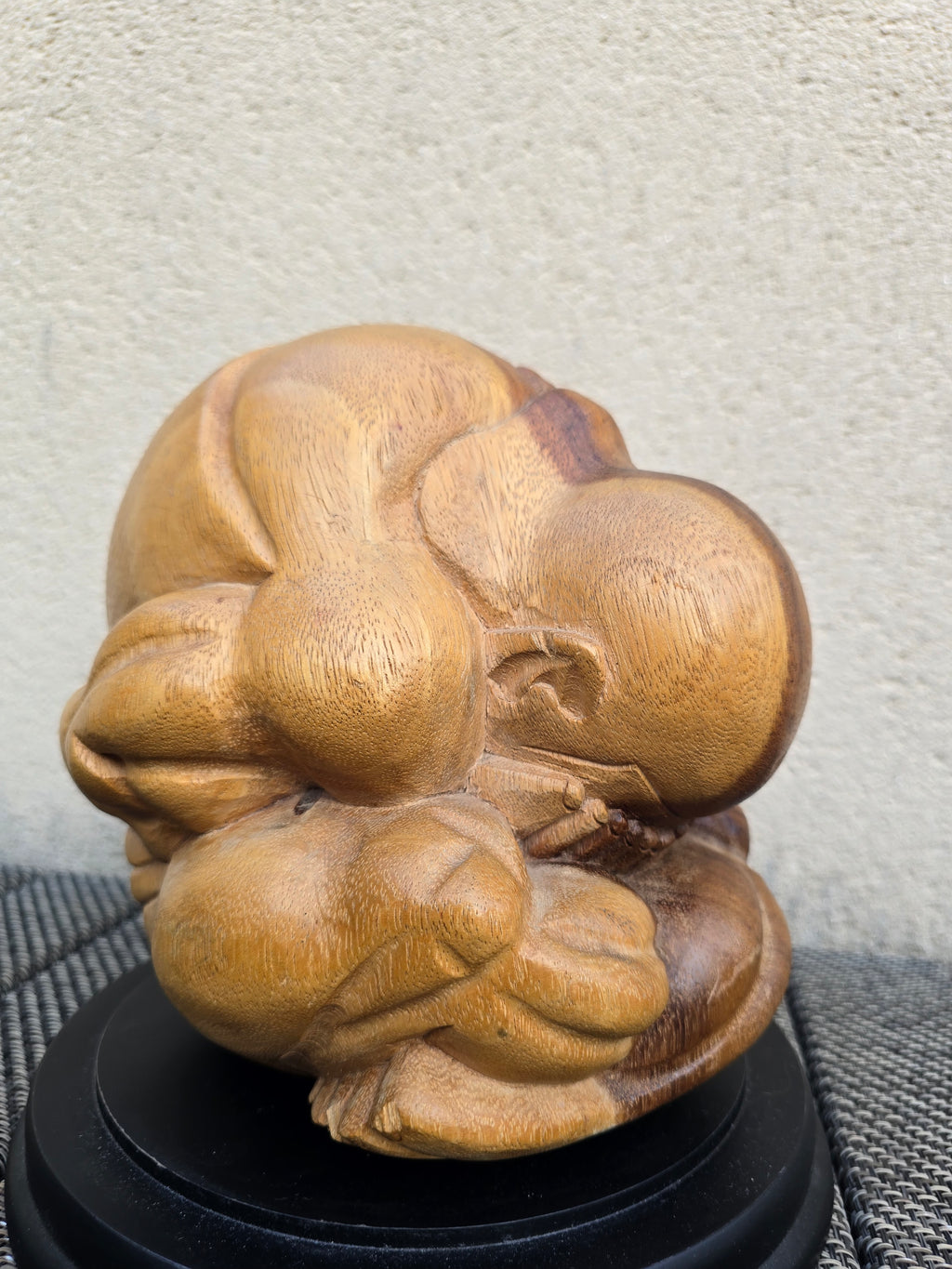 Sculpture en bois représentant Yogi pleureur