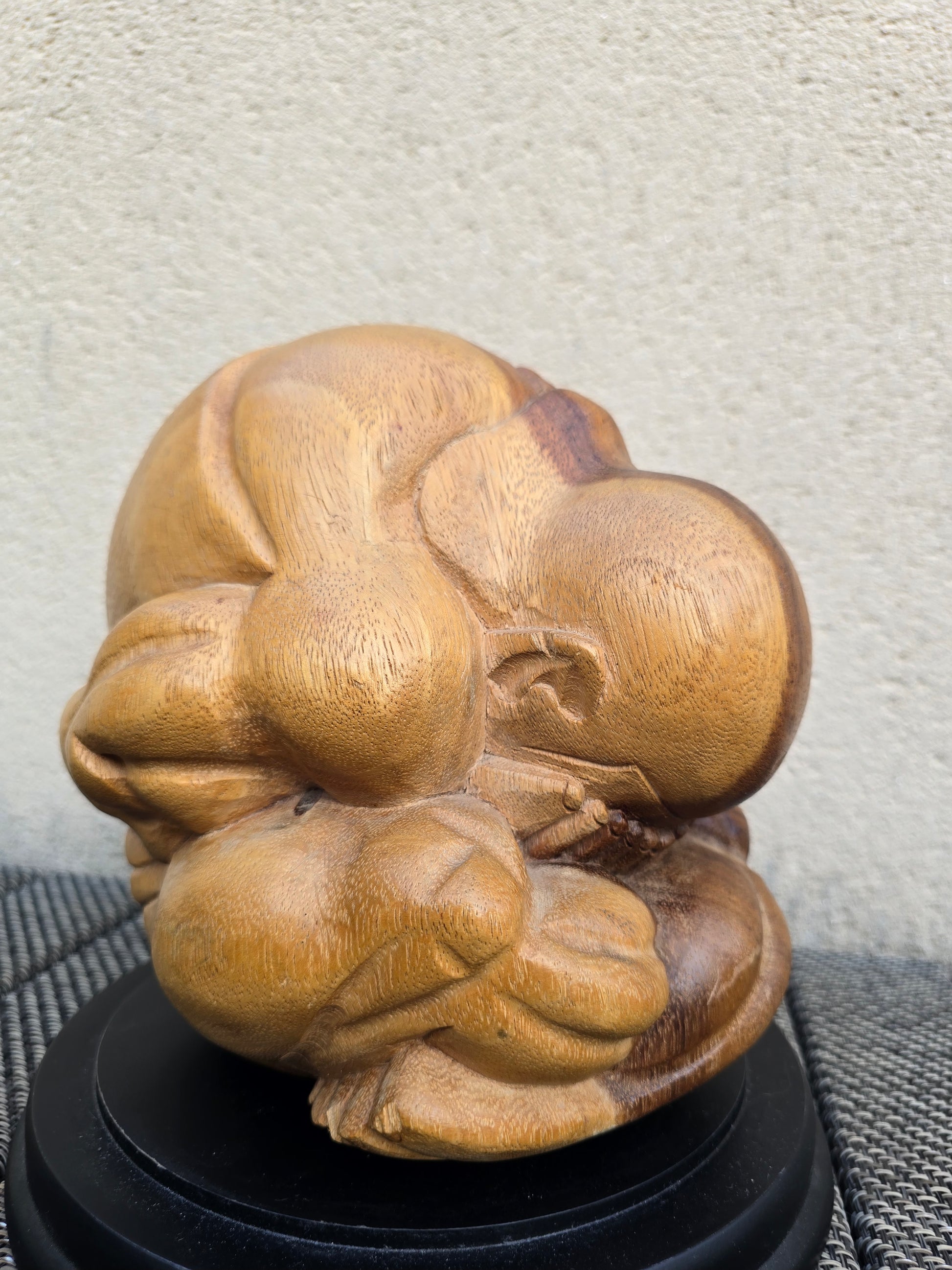 Sculpture en bois représentant Yogi pleureur