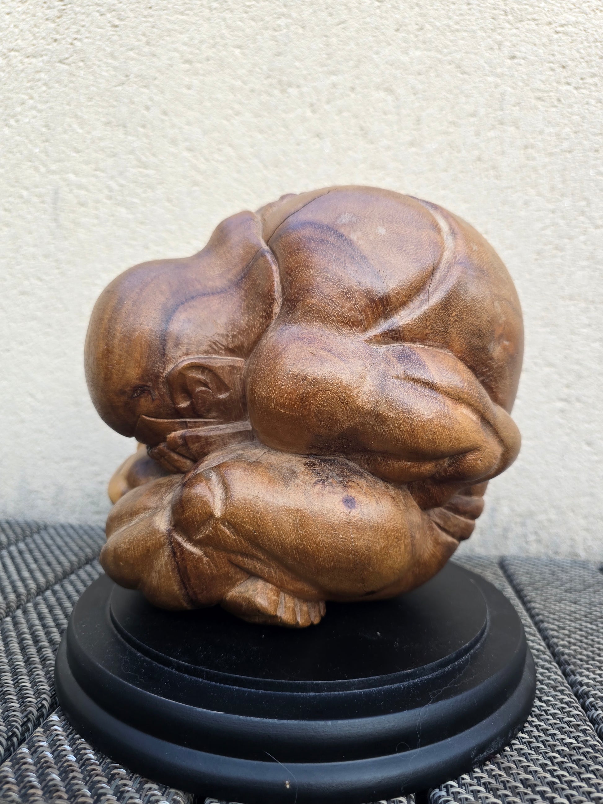 Sculpture en bois représentant Yogi pleureur