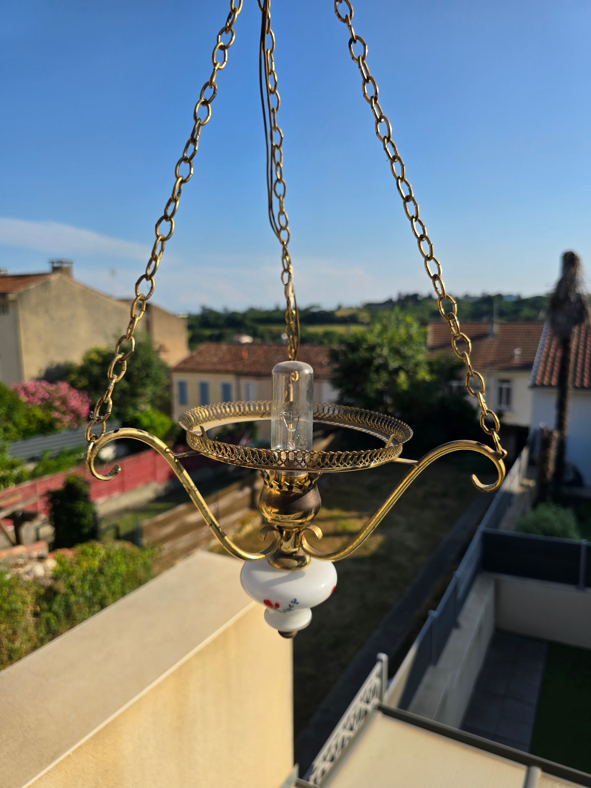 Lampe suspendue en porcelaine et laiton
