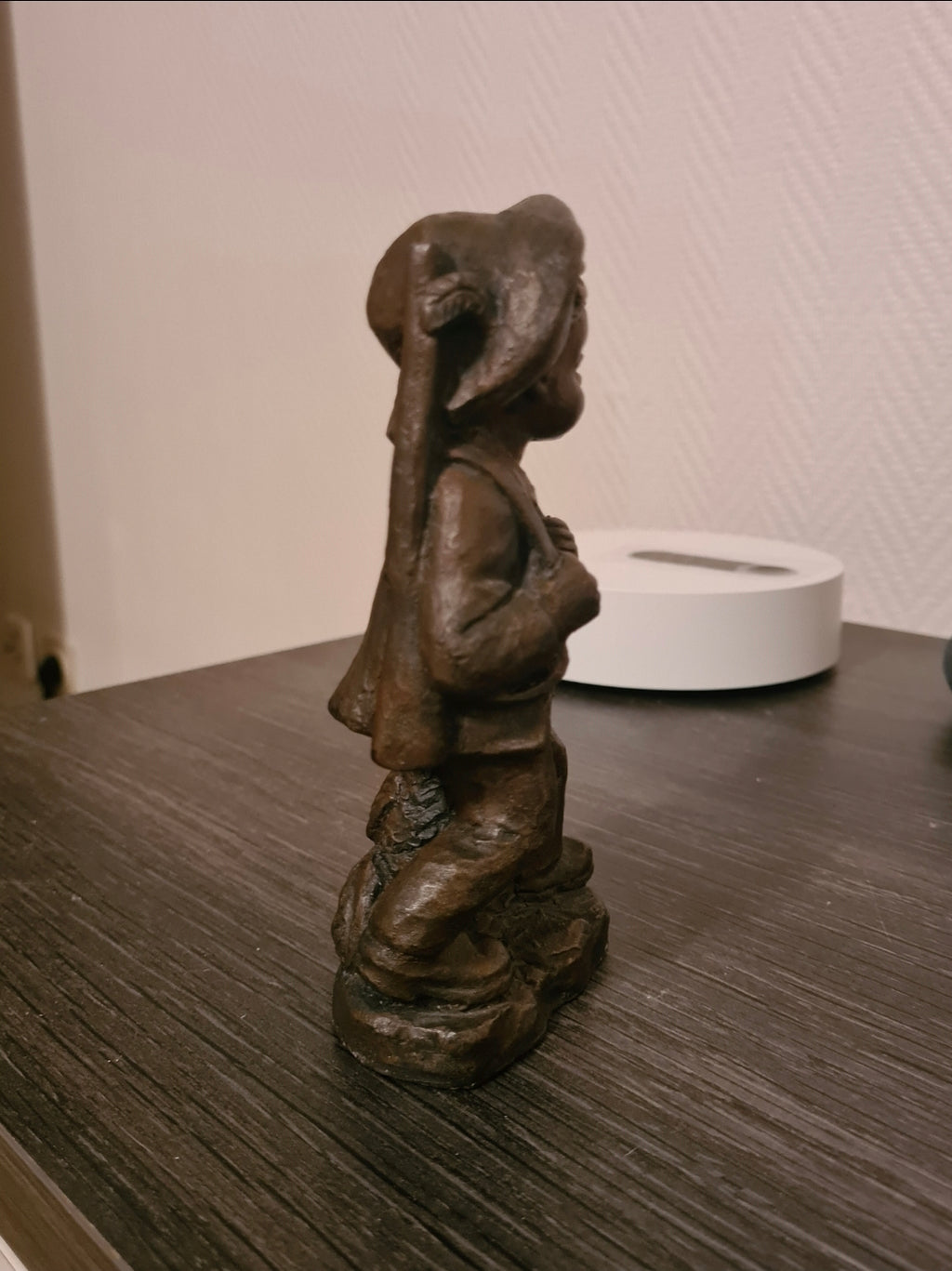 Sculpture ancienne en régul représentant un enfant chasseur