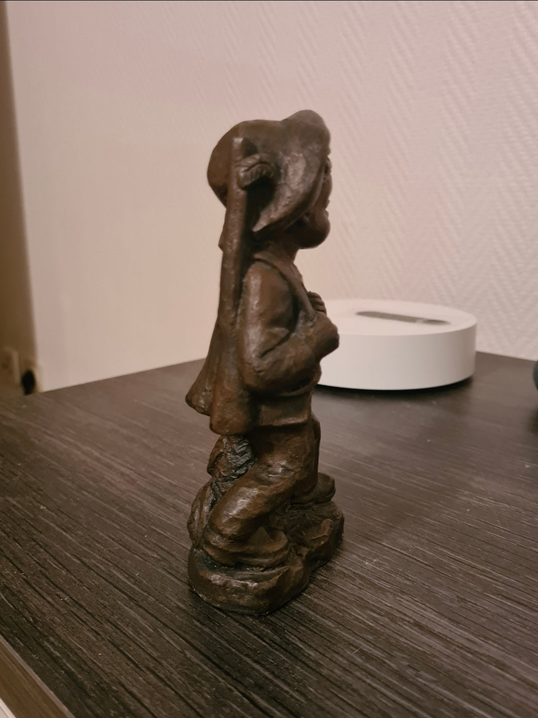 Sculpture ancienne en régul représentant un enfant chasseur