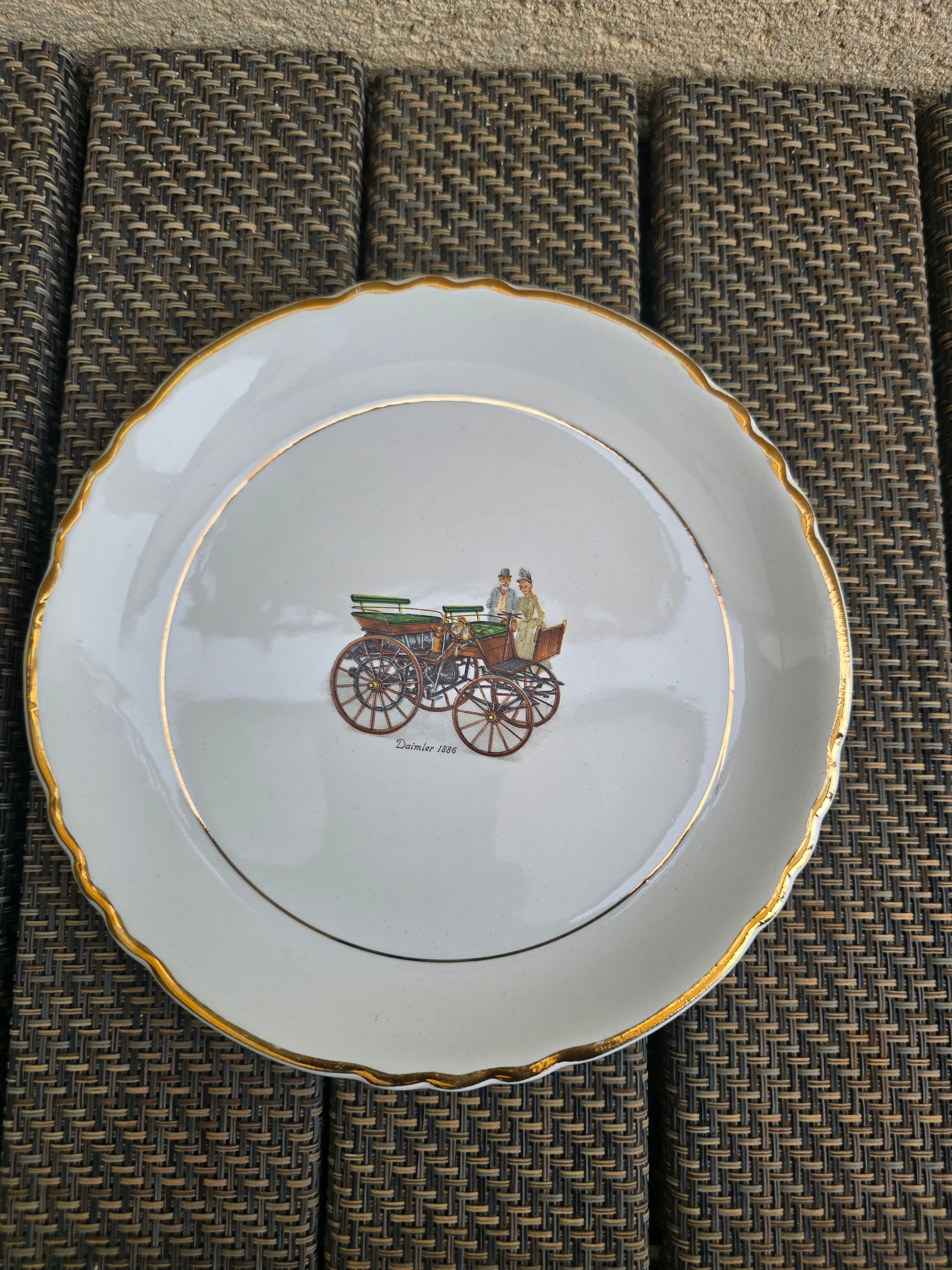 Assiettes de collection représentation d'anciennes voitures