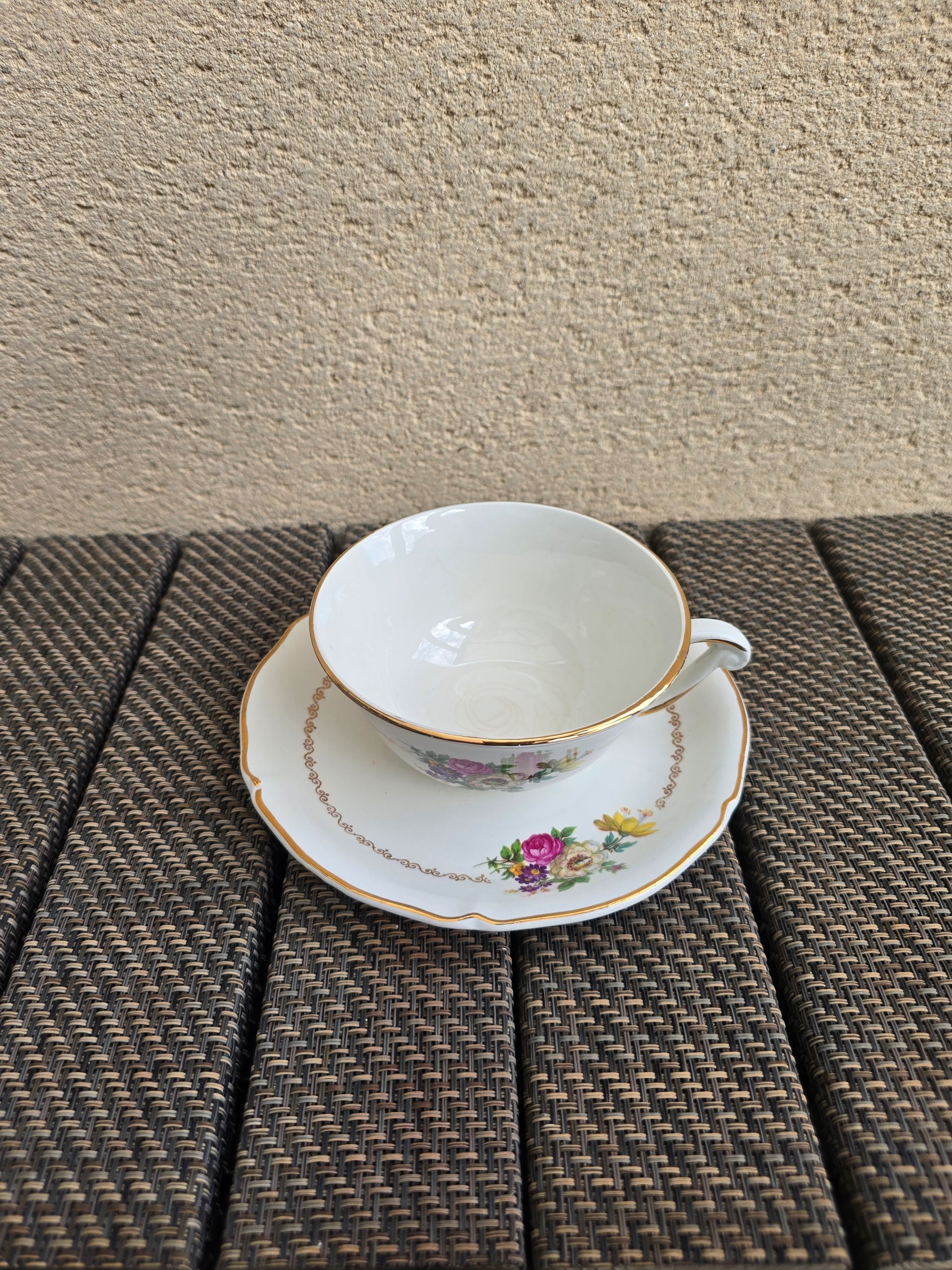 Tasses et soucoupes en céramique semi-vitrifiée