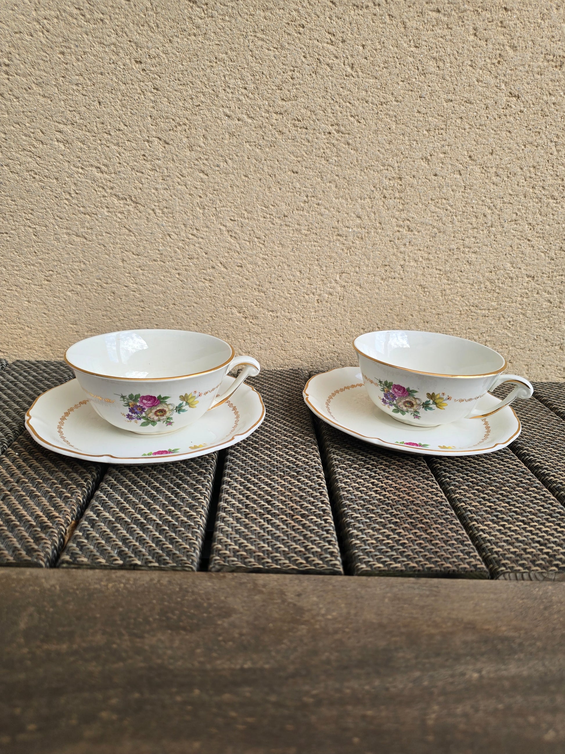 Tasses et soucoupes en céramique semi-vitrifiée