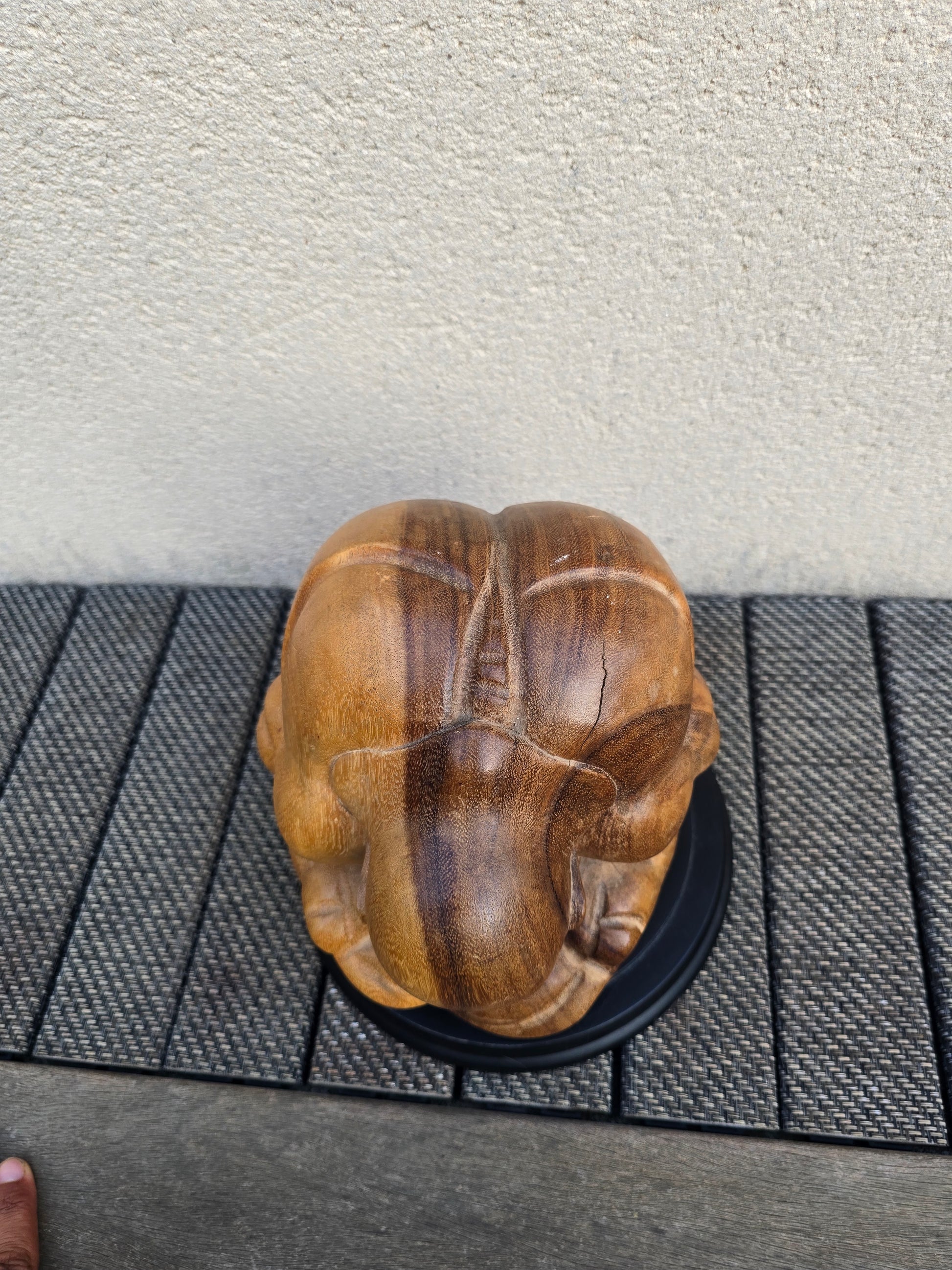 Sculpture en bois représentant Yogi pleureur